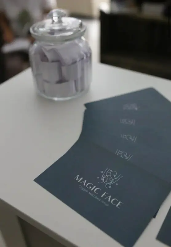 Фирменные карточки Magic Face на столе