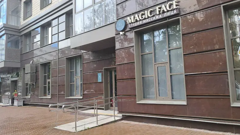 Фасад корпуса 343 в Зеленограде со входом в студию