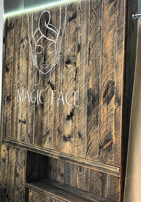 Фирменная стена из мореного дерева с логотипом Magic Face